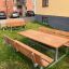 Table & Bench Steel Construction installé à l’extérieur dans une zone herbeuse.
