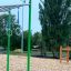 Structure extérieure Monkey Bar avec anneaux de gymnastique dans un parc.