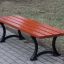 Bordeaux Bench w/o Backrest en bois d'extérieur sur une allée de parc.