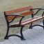 Bordeaux Bench w/ Armrests sur une allée de parc.