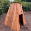 Small Tipi wooden house dans un parc.