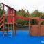 Sven's Boat single playhouse sur une aire de jeux avec filet d'escalade et structure en bois