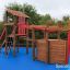 Bois Sven's Boat single playhouse sur revêtement de sécurité bleu.