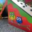 Tent wooden playhouse coloré avec des décorations de hiboux sur le panneau latéral.