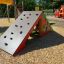 Maisonnette tente en bois avec mur d’escalade sur l’aire de jeux