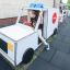 Enfant jouant dans un jouet d’aire de jeux sur le thème Ambulance.