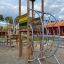 El Dorado wooden playhouse avec structures d’escalade et toboggan.