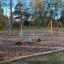 Aire de jeux pour enfants avec la structure en acier Cassiopeia et des balançoires en bois