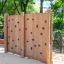 Climbing Wall en bois extérieur avec poignées dans un parc.