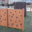 Climbing Wall extérieur pour enfants avec panneaux en bois sur une aire de jeux.