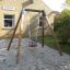 Bac à sable avec Baby Single Swing dans un espace extérieur résidentiel.