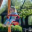 Enfant profitant de la Baby Single Swing dans un parc