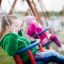 Deux enfants jouant sur Double Baby Swing dans le parc.