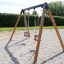 Double Baby Swing pour enfants avec structure en bois sur une aire de jeux.