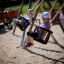Des enfants profitant d’une balançoire Double Baby Swing sur une aire de jeux.