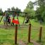 Somersault Double ensemble de balançoires pour aire de jeux avec des enfants qui jouent dans un parc