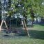 Ensemble de jeux Double Swing avec balançoire à pneu et siège bébé dans un parc.