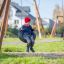 Enfant jouant sur le Double Swing dans un parc