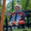Enfant profitant d'une balade en balançoire sur un Double Swing.