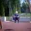 Tout-petit sur Double Swing dans une aire de jeux.