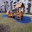 Galapagos wooden playhouse with slide situé dans un complexe d'appartements résidentiels.
