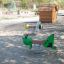Grasshopper rocking dans une aire de jeux.