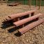 Équipement de terrain de jeu Stairs en bois sur une surface en copeaux de bois.