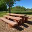 Banc extérieur en bois nommé Stairs dans un parc