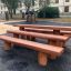 Bancs extérieurs en bois dans une aire de jeux.