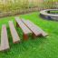 Bancs extérieurs en bois dans une aire de jeux.
