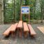 Équipement de fitness extérieur éducatif nommé Stairs situé dans une forêt.