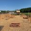Équipement de terrain de jeu Stairs dans un environnement extérieur avec diverses structures en bois pour que les enfants jouent