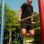 Homme faisant de l'exercice sur l'équipement de fitness extérieur de Scala Training Set.