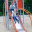 Château Ursa Maior avec toboggan et filet d’escalade, équipement de jeu sur sol sablonneux.