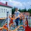 Enfant grimpant sur le château Ursa Maior avec toboggan et filet d’escalade, équipement de jeu.