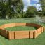 Aire de jeu octogonale en bois en extérieur, Octagon Arena I, sur un terrain en gazon artificiel avec des buts de football en