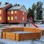 Octagon Arena I dans une aire de jeux avec un toboggan rouge et une structure d’escalade.