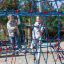 Des enfants jouent sur l’équipement de terrain de jeu Autan climbing net en extérieur