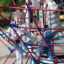 Des enfants grimpent sur l’équipement de terrain de jeu Autan climbing net en extérieur.