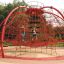Des enfants jouent sur Boreas climbing net dans un parc.