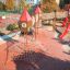 Solano climbing net équipement de terrain de jeu avec tours et toboggan rouge dans un parc extérieur