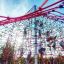 Des enfants grimpent sur un Ora climbing net dans une aire de jeux.