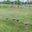 Quatre Agility Mini Stepping Platforms sur un champ herbeux