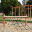 Dragonfly climbing net dans une aire de jeux avec des structures en bois en arrière-plan