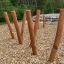Équipement de jeu en bois Mojave (6 pcs set) installé en extérieur dans un cadre naturel.