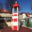 Lighthouse single playhouse, climbing net - haute tour de jeu rayée rouge et blanche en extérieur