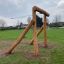 Structure en bois pour Cableway Nature with Platform dans un parc.