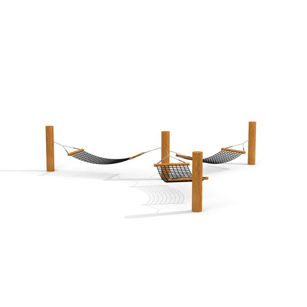 Triple Hammock avec des poteaux en bois et un filet noir.