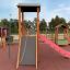 Epsilon inclusive playground avec toboggan et structures d’escalade pour enfants.