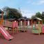 Epsilon inclusive playground pour enfants avec toboggans et panneaux interactifs.